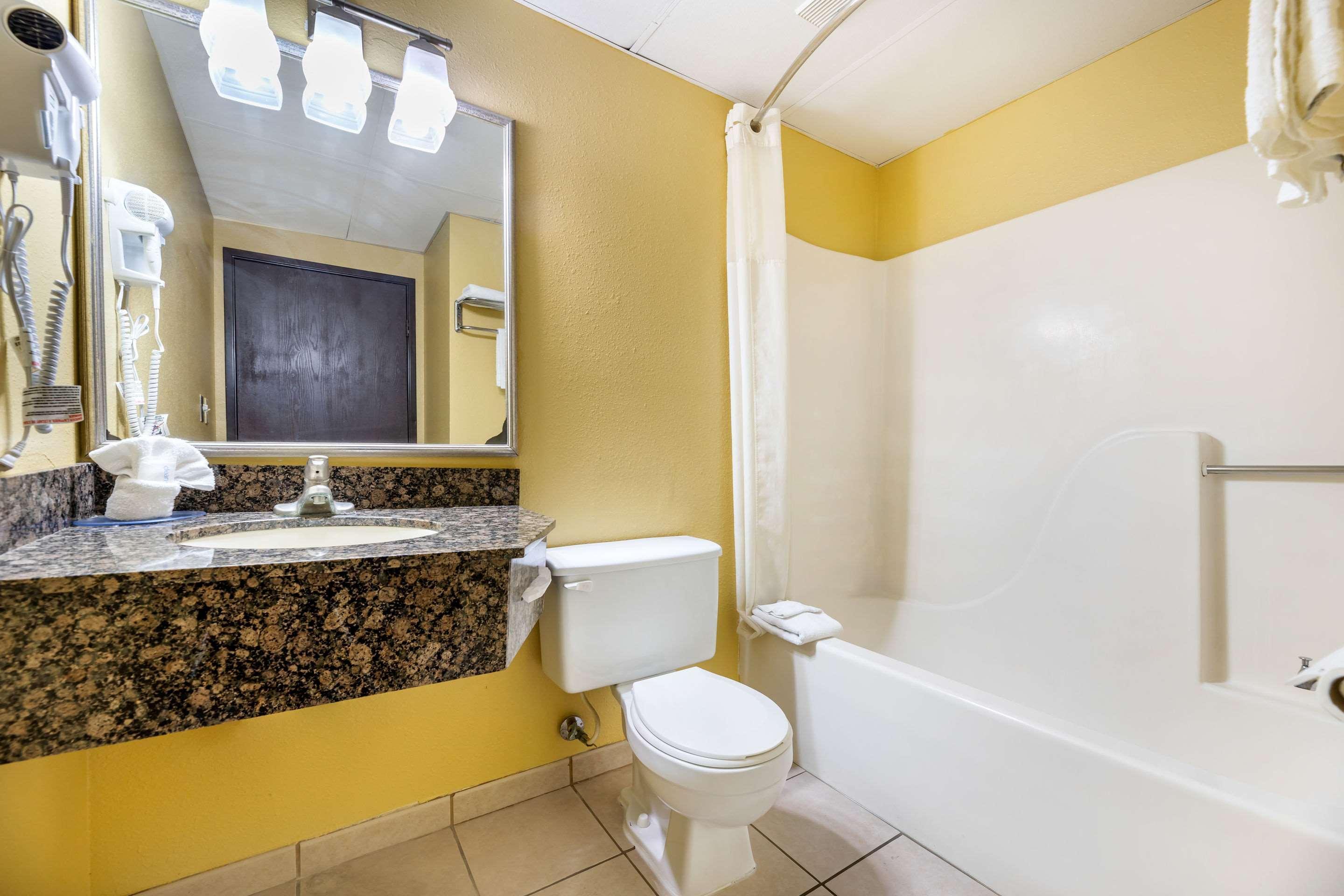 Rodeway Inn South Hutchinson Extérieur photo